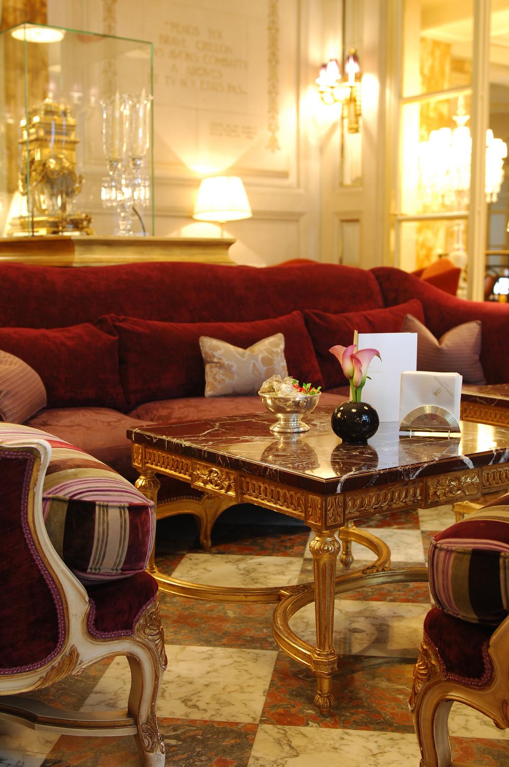 meubles d'époque en or pour le palace Le Crillon